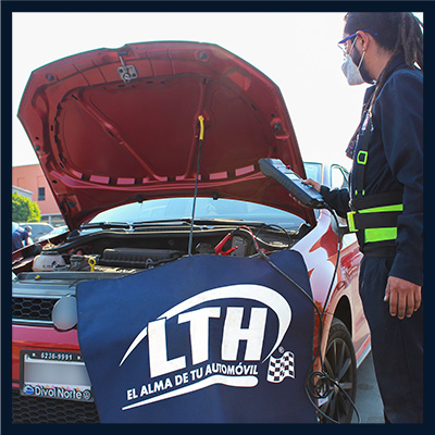 Técnico LTH diagnosticando batería para automovil en Centro de Servicio
